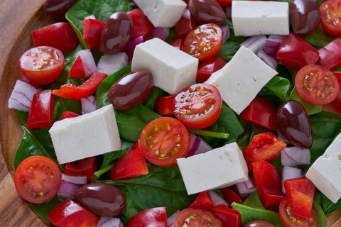 Cheese salad with tomatoes spinach and kalamata olives