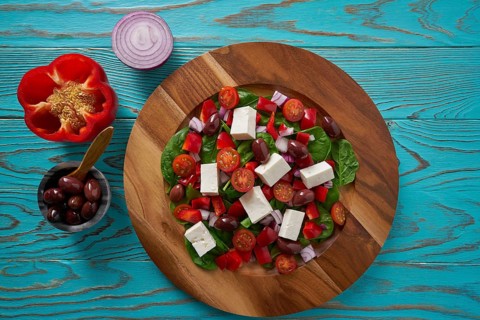 Cheese salad with tomatoes spinach and kalamata olives