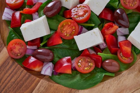 Cheese salad with tomatoes spinach and kalamata olives