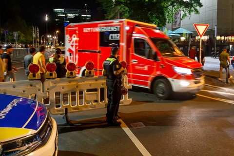 Ambulances in Düsseldorf's Old Town at the weekend, access roads to the Old Town closed,