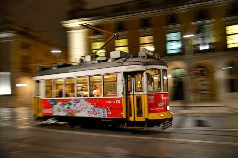 Tram, Eléctrico, travelling on the Praça do Comércio, Lisbon, Portugal, Europe