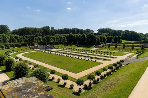 The Grosssedlitz Baroque Garden with the Friedrich Palace is located on a hill on the left bank of