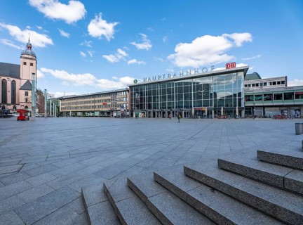 Effects of the coronavirus crisis, empty square in front of the main railway station, Cologne,