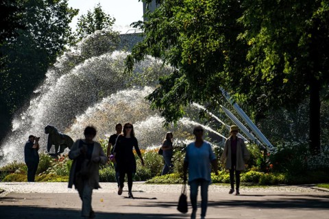 The Grugapark, main entrance at the Grugahalle, five-jet water fountain, bronze artwork, tiger,