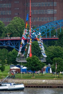 Mühlenweide, beer garden, snack bar, flagpole, on the Rhine, Ruhrort harbour, in the background the