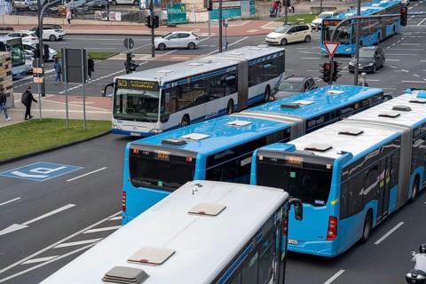 Wuppertal, intersection at the central bus station, at the main railway station, WSW buses, right