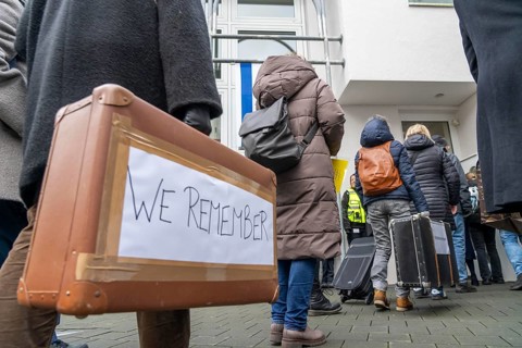 Suitcase march in Recklinghausen, for the 2nd time over 500 people walk through Recklinghausen,