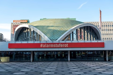 Closed opera house, #alarmstuferot campaign, due to the corona crisis, during the second lockdown,