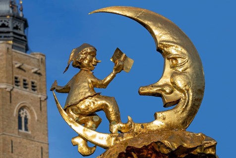 Statue 't Manneke uit de Mane, Little Man from the Moon on the market square and belfry in the city