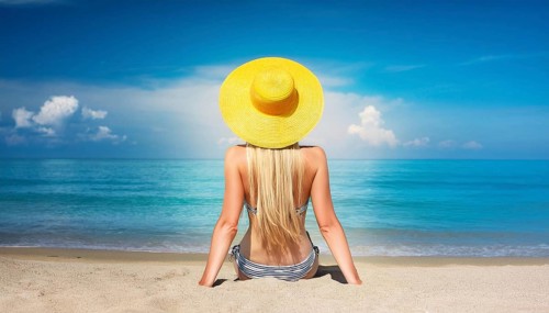 An attractive young woman on the beach in the Caribbean, Studio