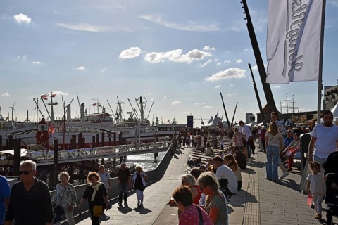 Europe, Germany, Hanseatic City of Hamburg, Jan-Fedder-Promenade, St. Pauli Landungsbrücken, View