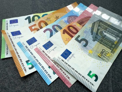 Symbol photo Cash Banknotes euro banknotes lying fanned out on top of each other, Germany, Europe