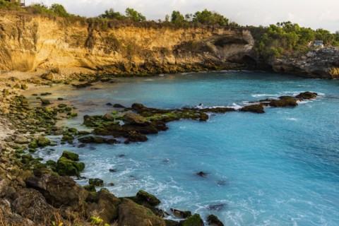 Beach in the Blue Lagoon bay on the holiday island of Nusa Lembongan, blue, algae formation,