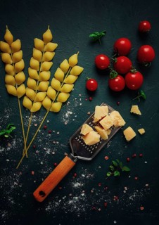 Lebensmittelkonzept, Nudeln, mit Kirsche und Parmesankäse, Draufsicht, ohne Menschen, Weizen,