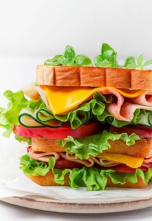 Club-Sandwich, auf einem weißen Tisch, Nahaufnahme, keine Personen, horizontal, hausgemacht