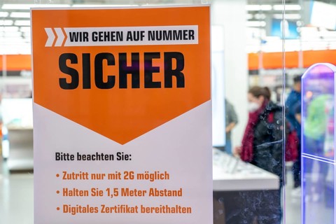 Shop in the city centre, Königsstrasse, during the fourth Corona wave, 2G regulation, signs, in