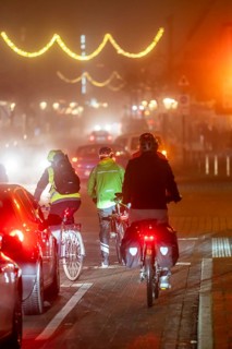 Cyclist, darkness, inner city traffic, Rüttenscheider Straße, bicycle lane, fog, autumn, winter,