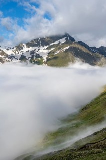 High fog in the valley, mountain peaks above the clouds, summit Hochsteller Berliner Höhenweg,