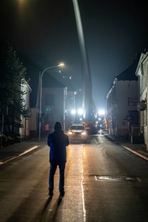Transport of a 68 metre long, 22 tonne blade of a wind turbine, here in Breckerfeld, with a