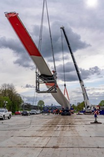 Preparation for the transport of a 68 metre long blade, a wind turbine, with a self-propelled