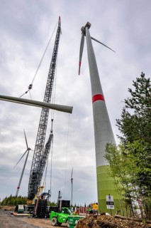 Erection of a wind turbine, wind energy plant, assembly of the third blade, with a crawler lattice