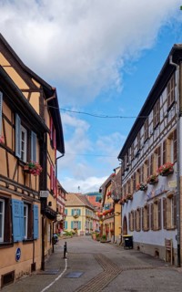 Well-kept half-timbered houses and floral decorations characterise the town centre of Eguisheim in