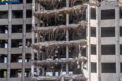 Demolition of a former office building, after complete gutting only the concrete parts of the