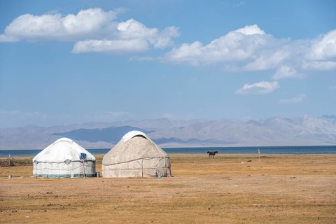 Yurts in the highlands, Song Kul mountain lake, Naryn region, Kyrgyzstan, Asia