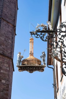 Nose sign, pub sign on the former brewhouse with a brewing kettle, brewing pan and two brewers on a