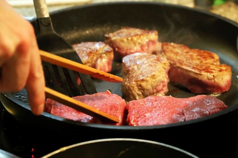 Fry the fillet of beef in a pan