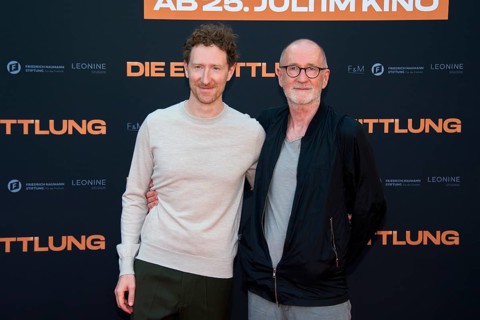 Peter Lohmeyer with his son Louis Klamroth, DIE ERMITTLUNG, photo call on the red carpet for the