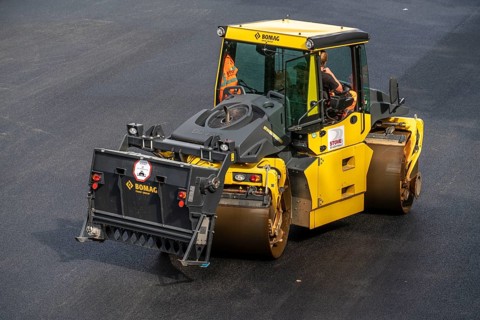 Renewal of the road surface on the A40 motorway between the Kaiserberg junction and Mülheim-Heißen,