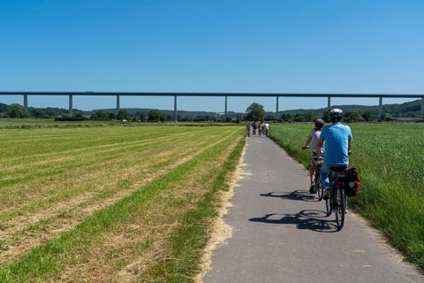 Cycle path in the Mendener Ruhrauen, view to the east towards Mintarder Ruhrtalbrücke, Mülheim an