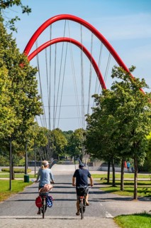 Nordsternpark, former Nordstern colliery site, Emscherpark cycle path, double arch bridge over the