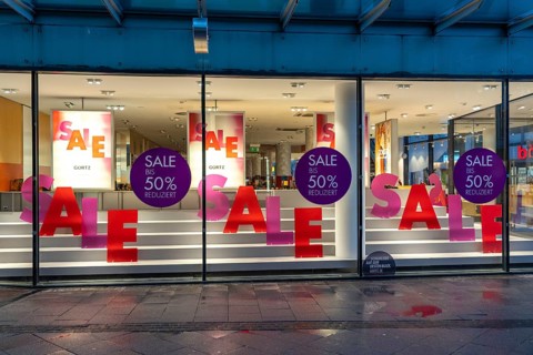Christmas lockdown in the Corona crisis, empty shopping street, closed shops, hardly any