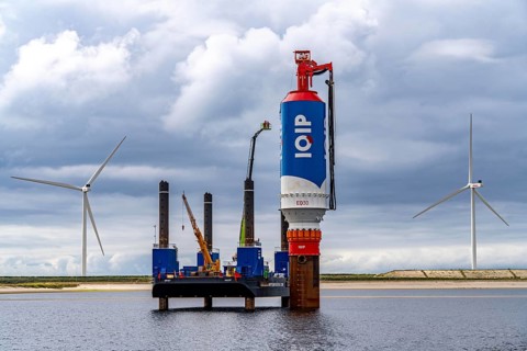 Platform with the IQIP EQ-Piling System, for noise-reduced piling of steel pipes, as a foundation