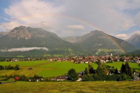 View over Oberstdorf with rainbow on Rubihorn and Geißalphorn, Schattenberg on the right,