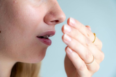 Bad breath, symbolic image