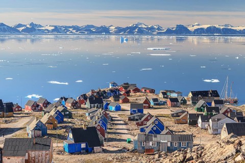 Inuit settlement at fjord in front of mountains, icebergs, sunny, Ittoqqortoormiit, Scoresby Sund,