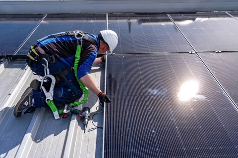 Installation of solar modules on the roof of a commercial enterprise, over 400 photovoltaic modules