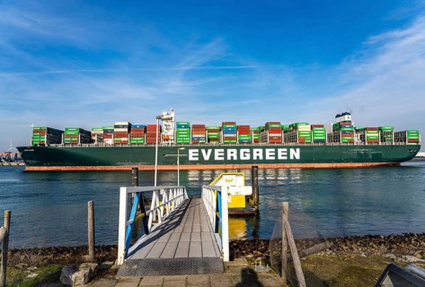 Harbour tugs bring the container freighter Ever Globe to its berth at Hutchison Ports ECT Euromax,