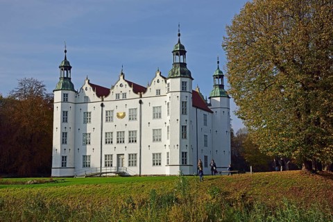 Europe, Germany, Schleswig-Holstein, Ahrensburg, moated castle Ahrensburg, autumn, front facade,