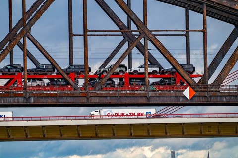 The Beeckerwerther Rhine bridge of the A42 motorway, truck traffic, in front of it the Haus-Knipp