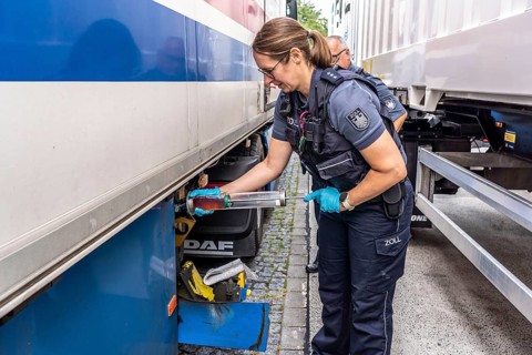 Nationwide checks on motorway traffic in North Rhine-Westphalia, by police and customs, customs