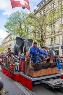 Witikon guild float, parade of historically costumed guild members, Zunft zur Meisen, Sechseläuten