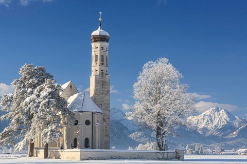 Church in snowy mountain landscape, snow, winter, sunny, Königswinkel, Sankt Coloman, Füssen,