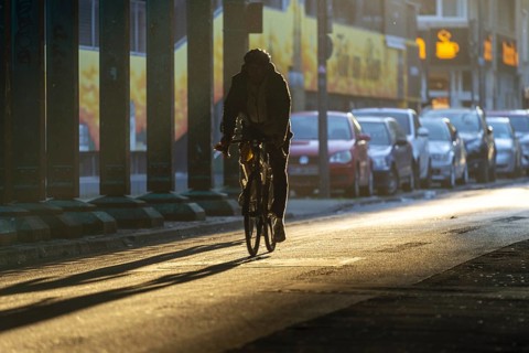 Cyclists in oblique sunlight in November, poor visibility, danger of glare, cycle lane, cyclists