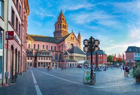 St Martin's Cathedral and Cathedral Square in Mainz, in the evening light, Rhineland-Palatinate,