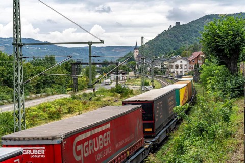 Upper Middle Rhine Valley, railway line on the right bank of the Rhine, goods train line, up to 400