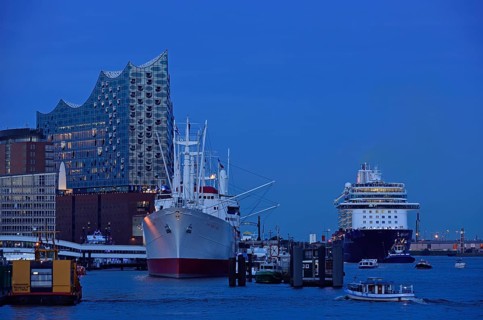 Germany, Hamburg, HafenCity, view to Elbe Philharmonic Hall, Hamburg's new concert hall, glass